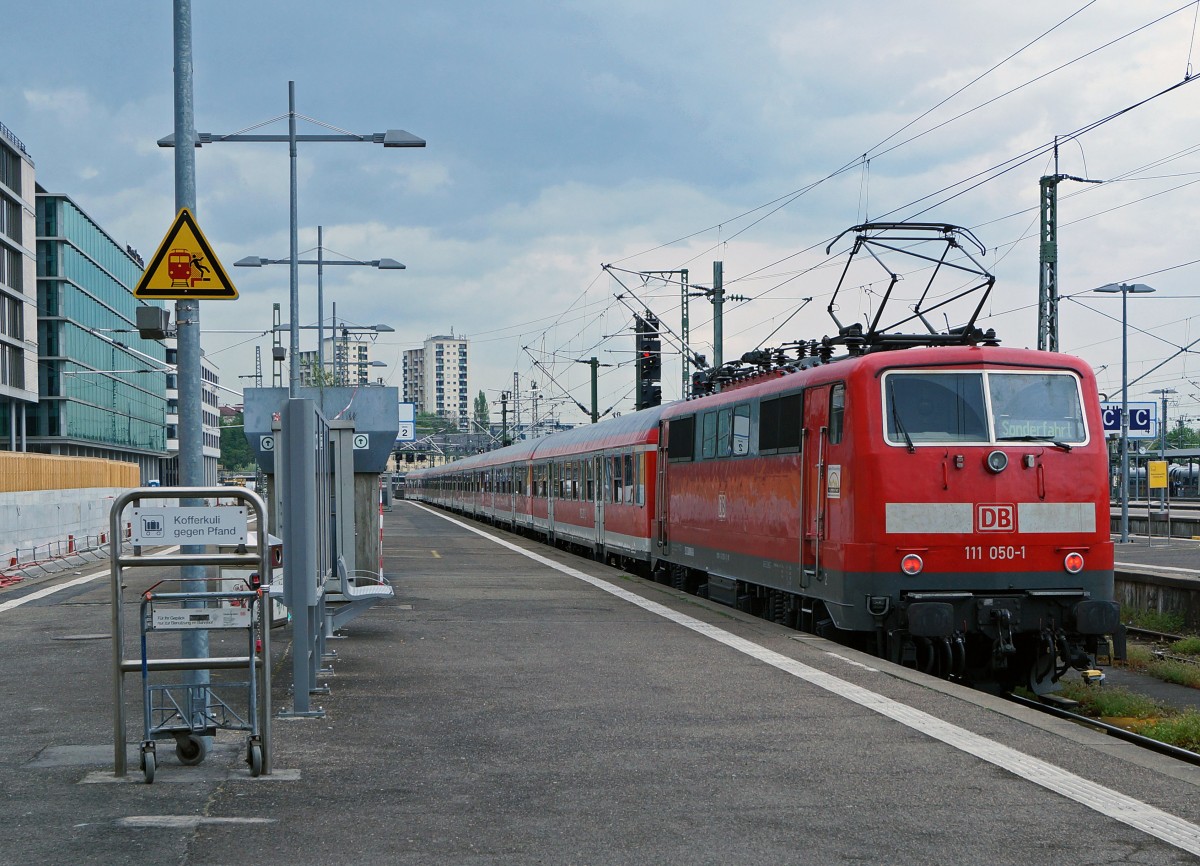 DB BR 111: Auch in Deutschland werden die Fussbalfreunde mit dem ältesten zur Verfügung stehendem Rollmaterial transportiert. Am 25. April 2015 brachte die DB 111 050-1 die Fussbalfans mit einem Sonderzug von Freiburg nach Stuttgart zum Spiel SC Freiburg gegen vFB Stuttgart das mit einem 2:2 endete.
Foto: Walter Ruetsch