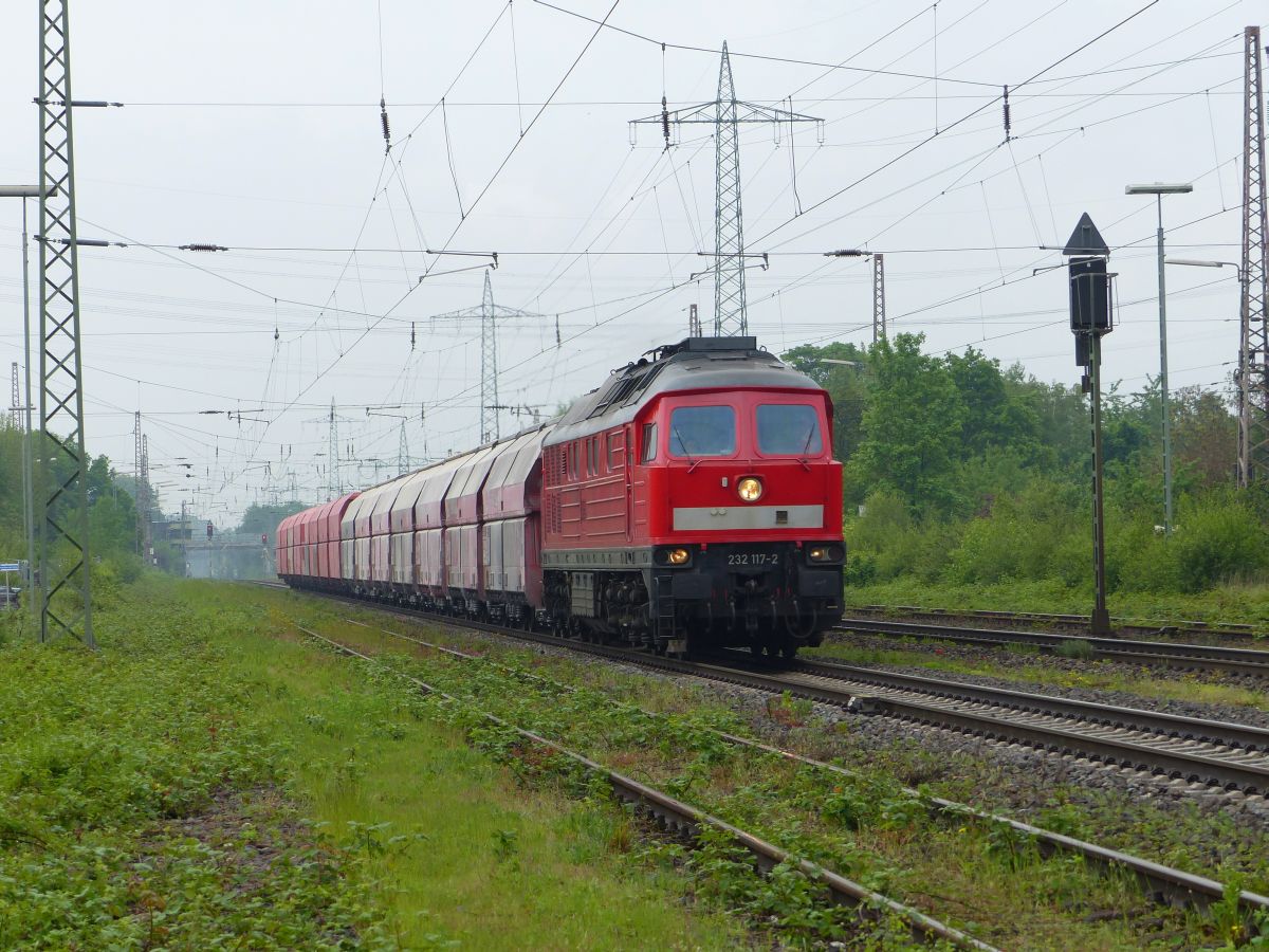 DB Cargo Diesellok 232 117-2 Bahnhof Lintorf. Kalkumerstrasse, Lintorf 18-05-2017.

DB Cargo dieselloc 232 117-2 voormalig station Lintorf bij de Kalkumerstrasse, Lintorf 18-05-2017.