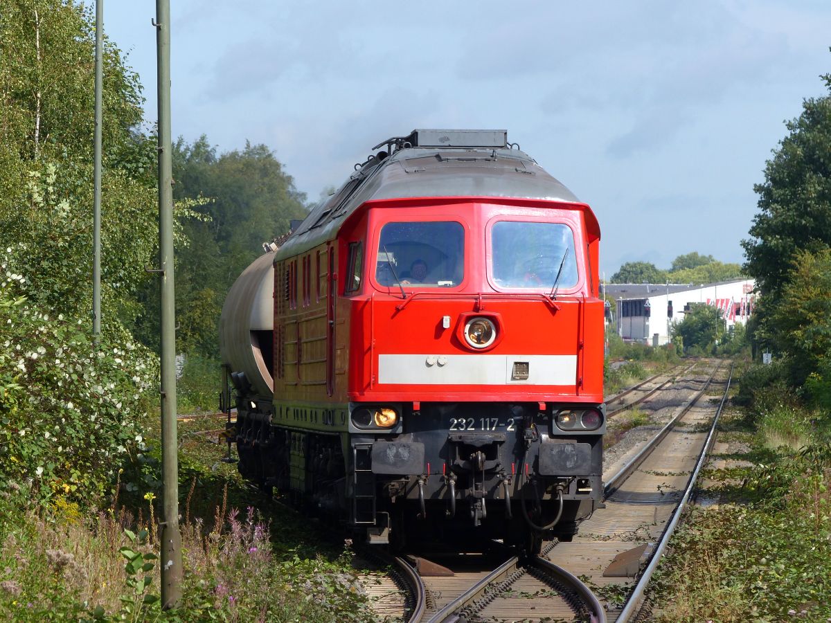 DB Cargo Diesellok 232 117-2 Wanheim Angerhausen, Duisburg. Atroper Stra�e, Duisburg 14-09-2017.

DB Cargo dieselloc 232 117-2 Wanheim Angerhausen, Duisburg. Atroper Stra�e, Duisburg 14-09-2017.