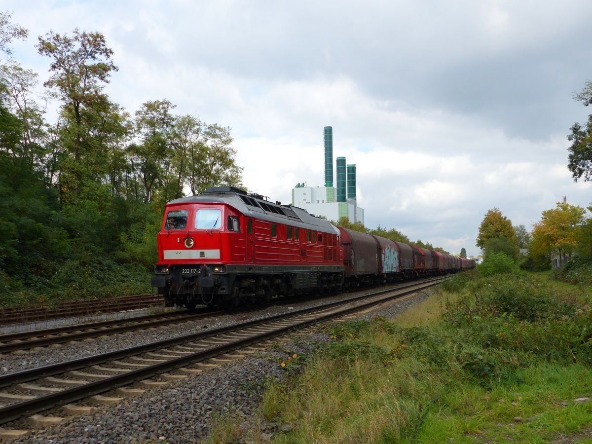 DB Cargo Diesellok 232 117-2 Wanheim Angerhausen, Duisburg. Atroper Stra�e, Duisburg 13-10-2017.

DB Cargo dieselloc 232 117-2 Wanheim Angerhausen, Duisburg. Atroper Stra�e, Duisburg 13-10-2017.