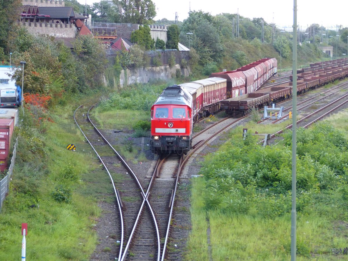 DB Cargo Diesellok 232 117-2 vetrekt mit G�terzug. G�terbahnhof Hochfeld S�d. Duisburg 14-09-2017.

DB Cargo dieselloc 232 117-2 vetrekt met een goederentrein. G�terbahnhof Hochfeld S�d. Duisburg 14-09-2017.