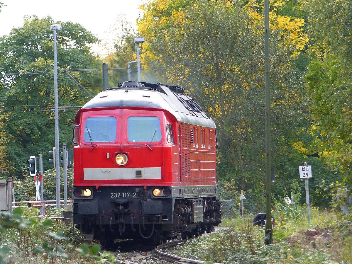 DB Cargo Diesellok 232 117-2 bei Bahnübergang Atroper Straße, Duisburg 13-10-2017.

DB Cargo dieselloc 232 117-2 passeert overweg Atroper Straße, Duisburg 13-10-2017.