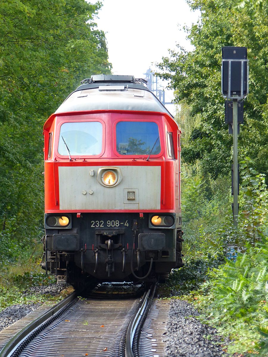 DB Cargo Diesellok 232 908-4 bei Bahn�bergang Atroper Stra�e, Duisburg 14-09-2017.                                         DB Cargo dieselloc 232 908-4 nadert de overweg Atroper Stra�e, Duisburg 14-09-2017.
