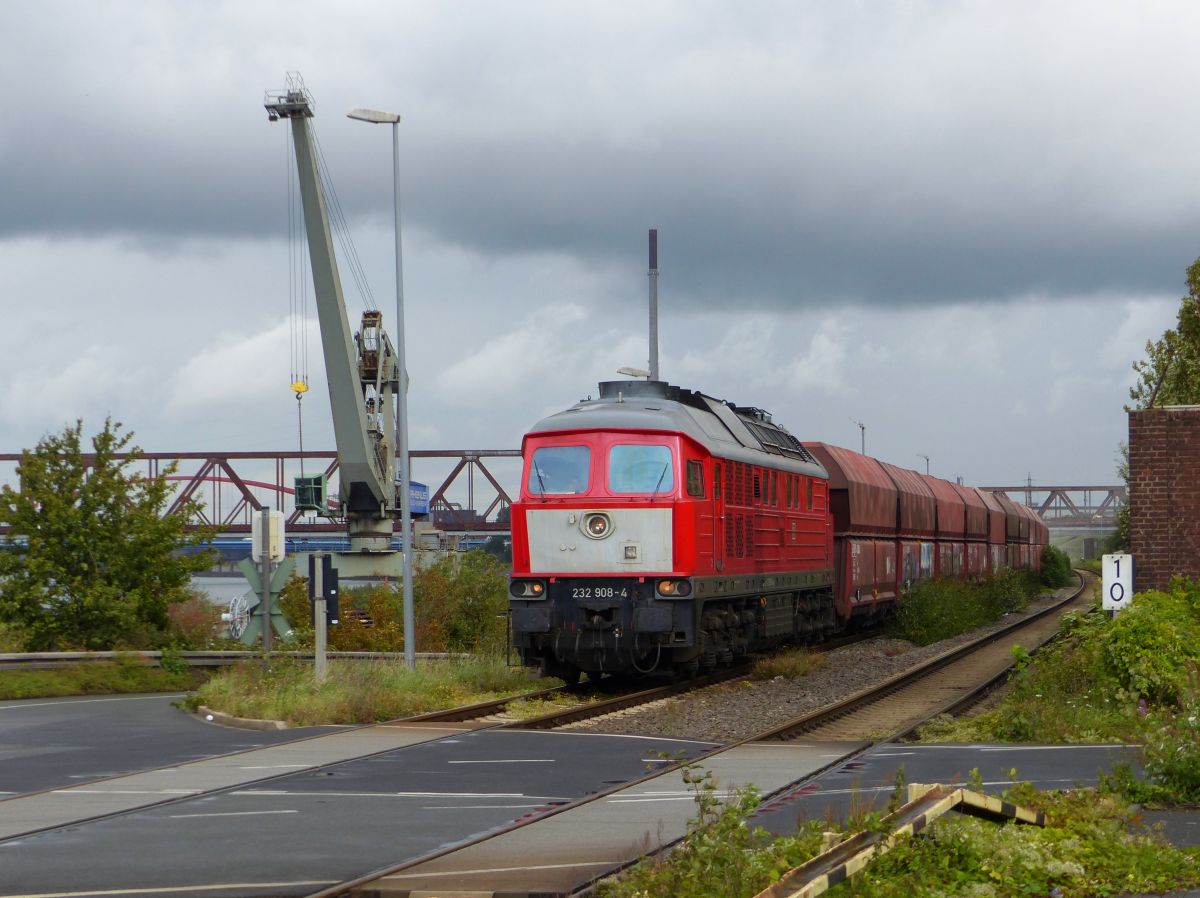 DB Cargo Diesellok 232 908-4 Bahn�bdergang Dachsstrasse, Duisburg 14-09-2017.

DB Cargo dieselloc 232 908-4 overweg Dachsstrasse, Duisburg 14-09-2017.