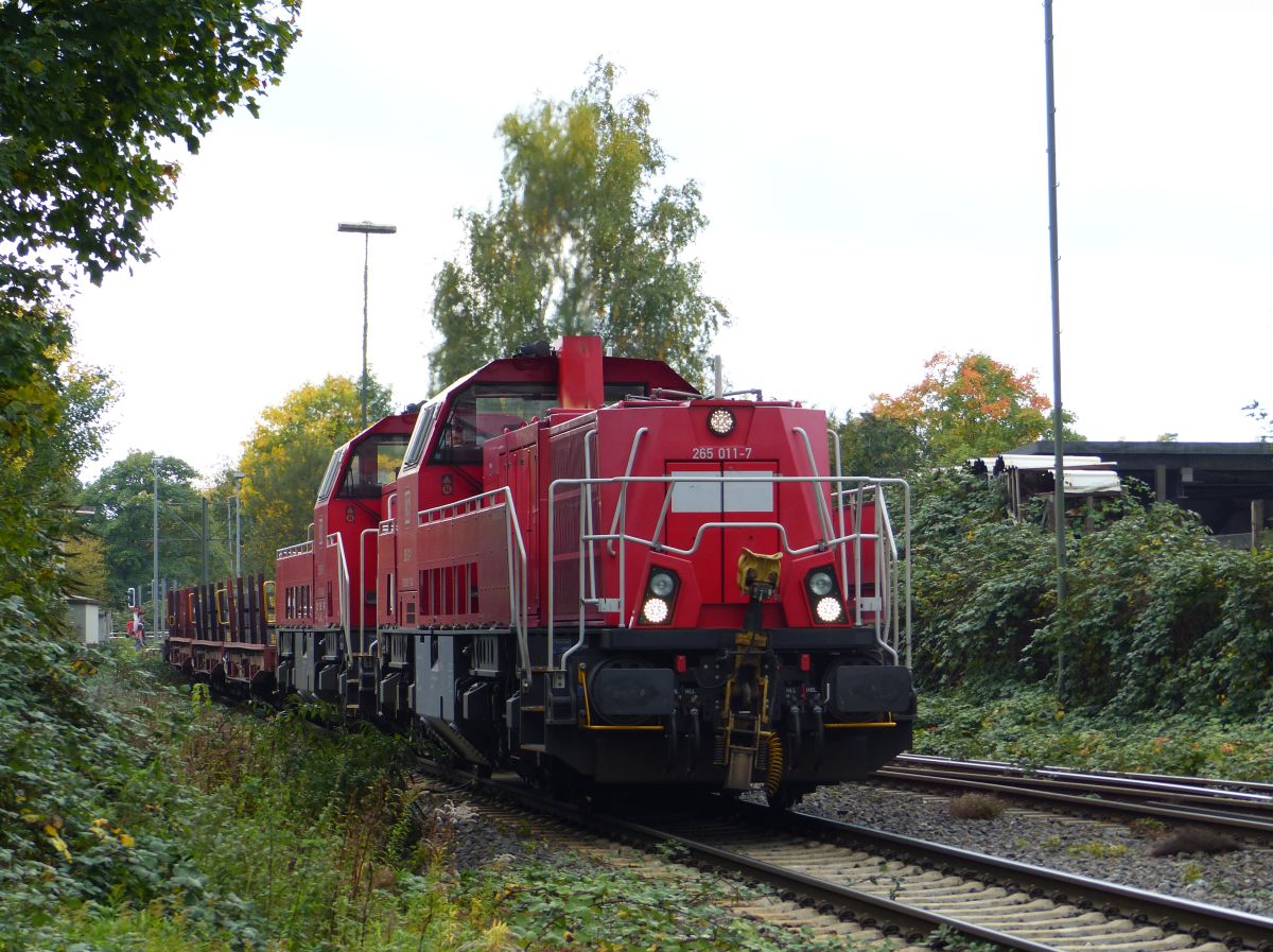 DB Cargo Diesellok 265 011-7 mit Schwesterlok Atroper Stra�e, Duisburg 13-10-2017.

DB Cargo dieselloc 265 011-7 met zusterloc Atroper Stra�e, Duisburg 13-10-2017.