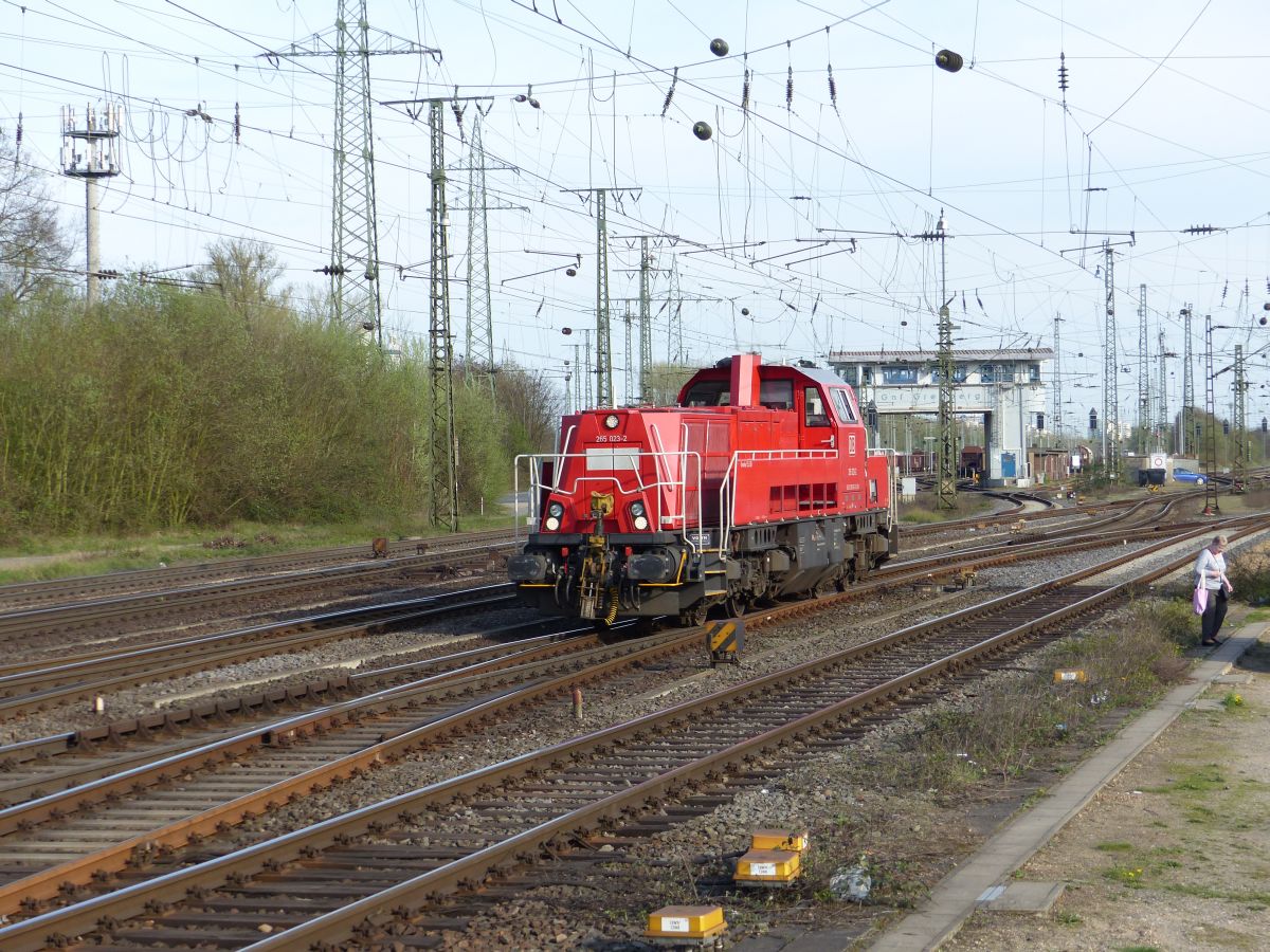 DB Cargo Diesellok 265 023-2 Gravita 15L BB Baujahr 2013. Rangierbahnhof K�ln Gremberg. Porzer Ringstra�e, K�ln 31-03-2017.

DB Cargo dieselloc 265 023-2 type Gravita 15L BB bouwjaar 2013. Rangeerstation Keulen Gremberg. Porzer Ringstra�e, Keulen 31-03-2017.