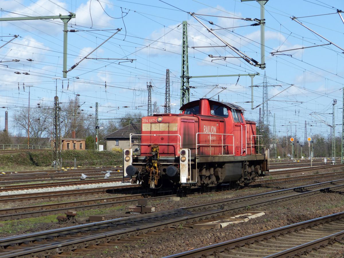 DB Cargo Diesellok 294 667-1 G�terbahnhof Oberhausen West 12-03-2020.

DB Cargo dieselloc 294 667-1 goederenstaion Oberhausen West 12-03-2020.