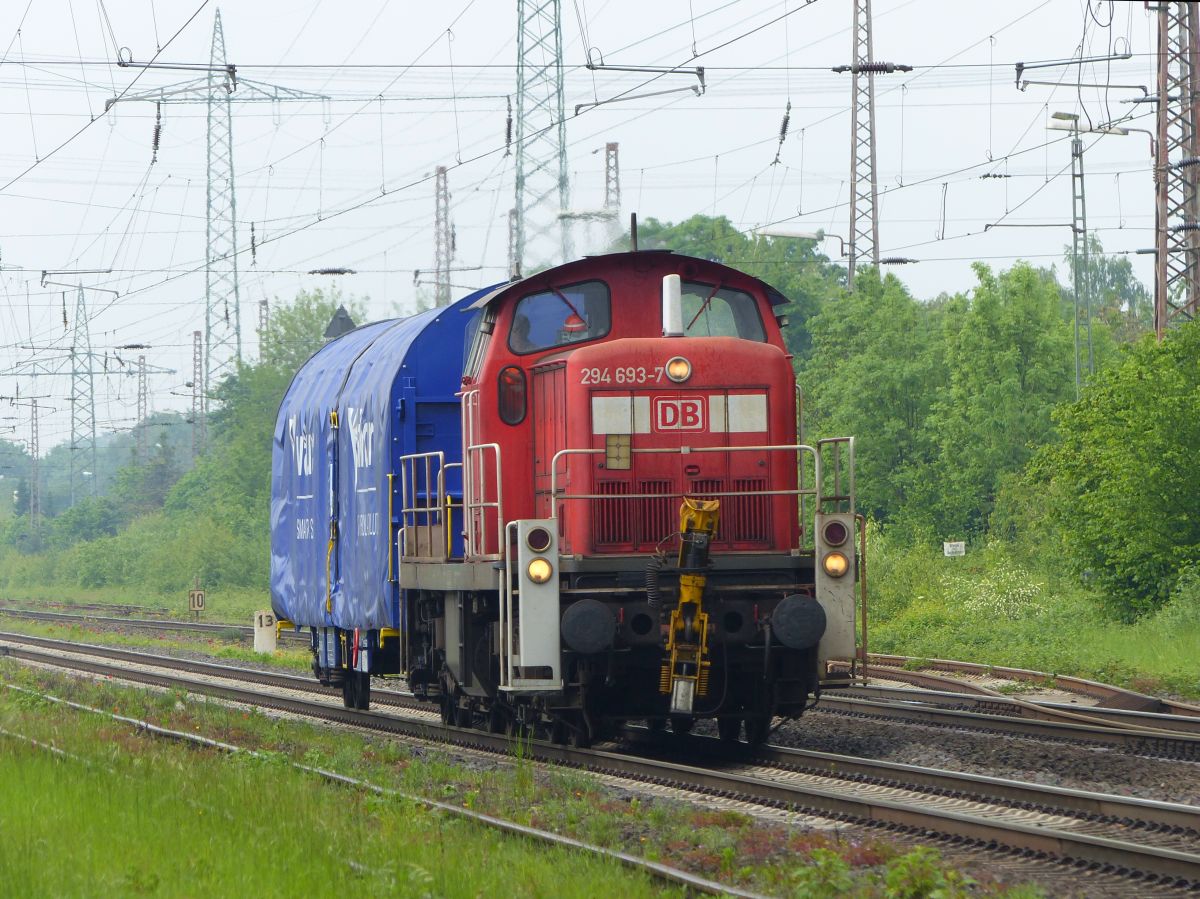 DB Cargo Diesellok 294 693-7 Lintorf 18-05-2017.

DB Cargo dieselloc 294 693-7 voormalig station Lintorf 18-05-2017.