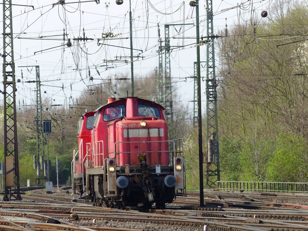 DB Cargo Diesellok 294 807-3 und 363 223-9 Rangierbahnhof K�ln Gremberg. Porzer Ringstra�e, K�ln 31-03-2017. 

DB Cargo dieselloc 294 807-3 en 363 223-9 rangeerstation Keulen Gremberg. Porzer Ringstra�e, Keulen 31-03-2017.