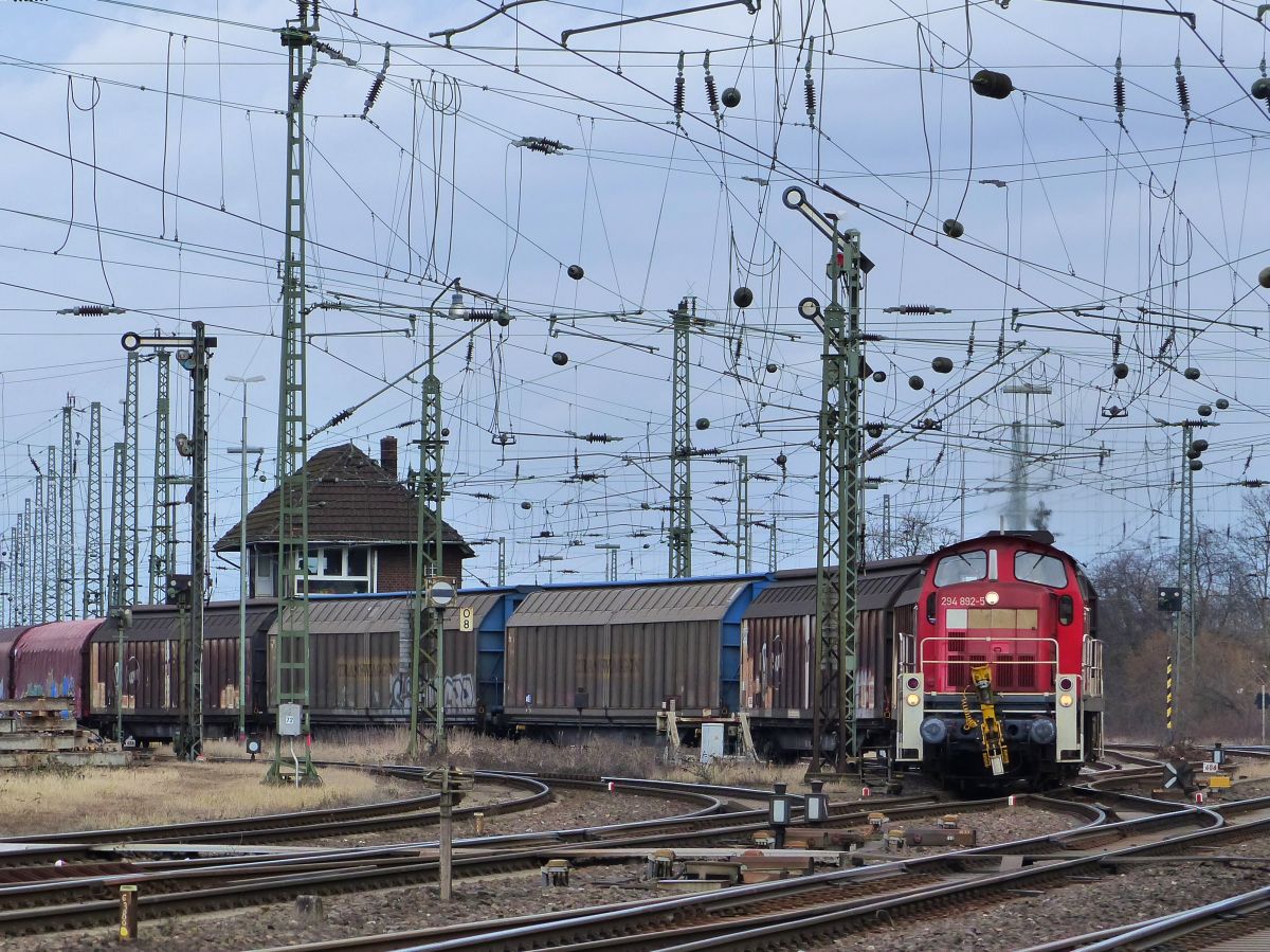 DB Cargo Diesellok 294 892-5 Rangierbahnhof K�ln Kalk Nord 08-03-2018.

DB Cargo dieselloc 294 892-5 rangeerstation Keulen Kalk Nord 08-03-2018.