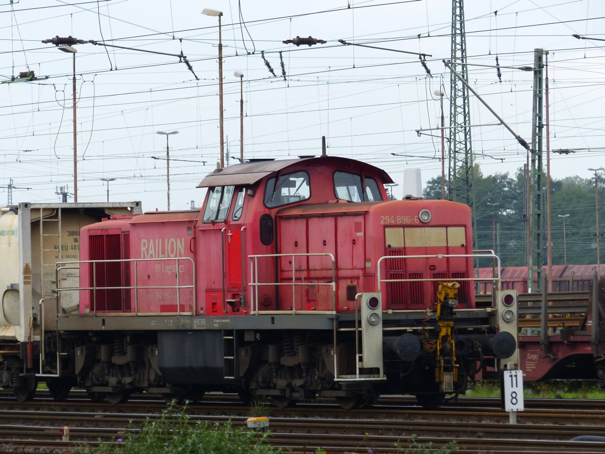 DB Cargo Diesellok 294 896-6 G�terbahnhof Oberhausen West 13-10-2017.

DB Cargo dieselloc 294 896-6 goederenstation Oberhausen West 13-10-2017.