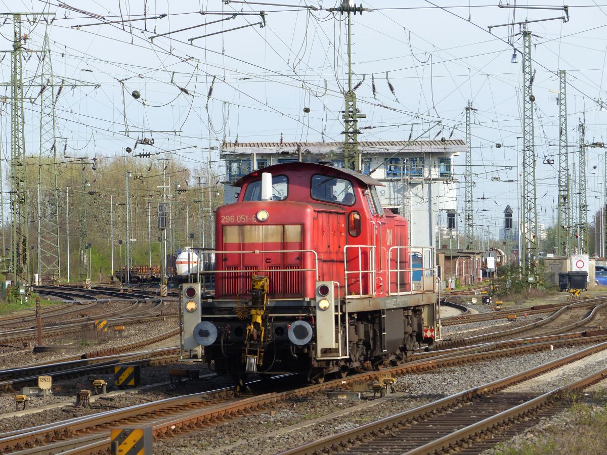 DB Cargo Diesellok 296 051-6 Rangierbahnhof K�ln Gremberg, Gremberg Gnf (Gremberg Nord Fahrdienstleitung), Porzer Ringstra�e, K�ln 31-03-2017.

DB Cargo dieselloc 296 051-6 rangeerstation Keulen Gremberg bij seinhuis Gremberg Gnf (Gremberg Nord Fahrdienstleitung), Porzer Ringstra�e, Keulen 31-03-2017.