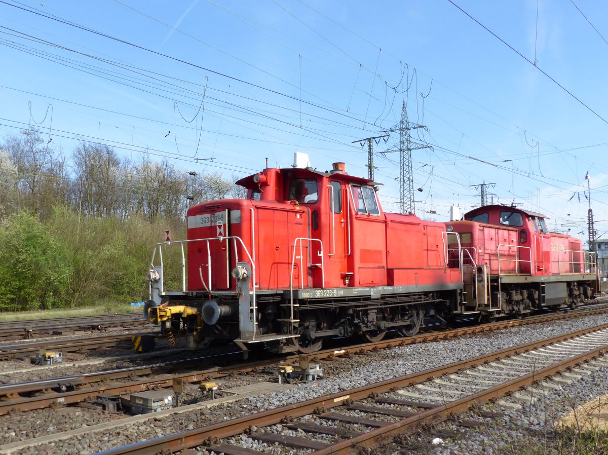 DB Cargo Diesellok 363 223-9 und 294 807-3 Rangierbahnhof K�ln Gremberg. Porzer Ringstra�e, K�ln 31-03-2017.

DB Cargo dieselloc 363 223-9 en 294 807-3 rangeerstation Keulen Gremberg. Porzer Ringstra�e, Keulen 31-03-2017.