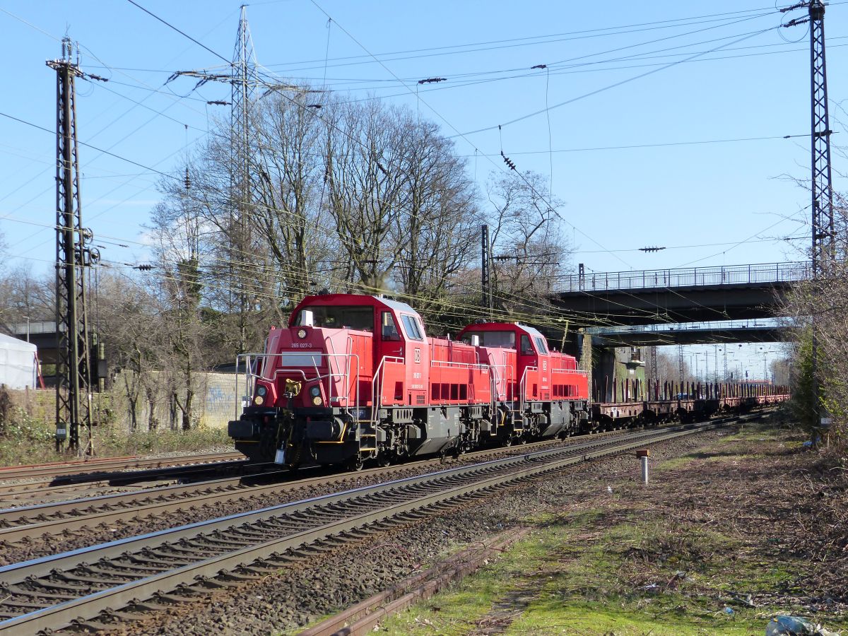 DB Cargo Diesellokomotive 265 027-3 mit Schwesterlokomotive. Hoffmannstrasse, Oberhausen 12-03-2020.

DB Cargo diesellocomotief 265 027-3 met zusterlocomotief. Hoffmannstrasse, Oberhausen 12-03-2020.