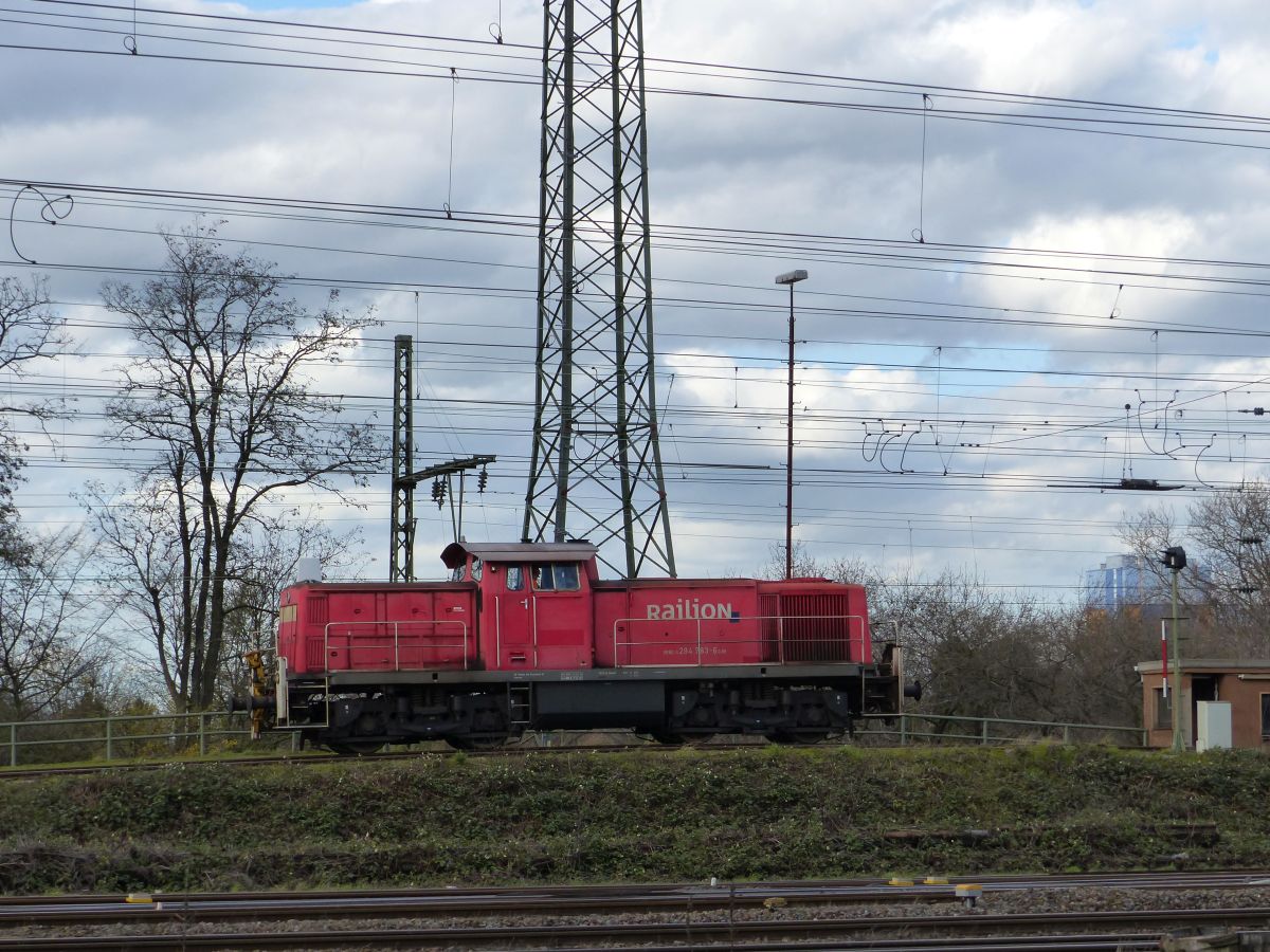 DB Cargo Diesellokomotive 294 783-6 Oberhausen West 12-03-2020.

DB Cargo diesellocomotief 294 783-6 Oberhausen West 12-03-2020.