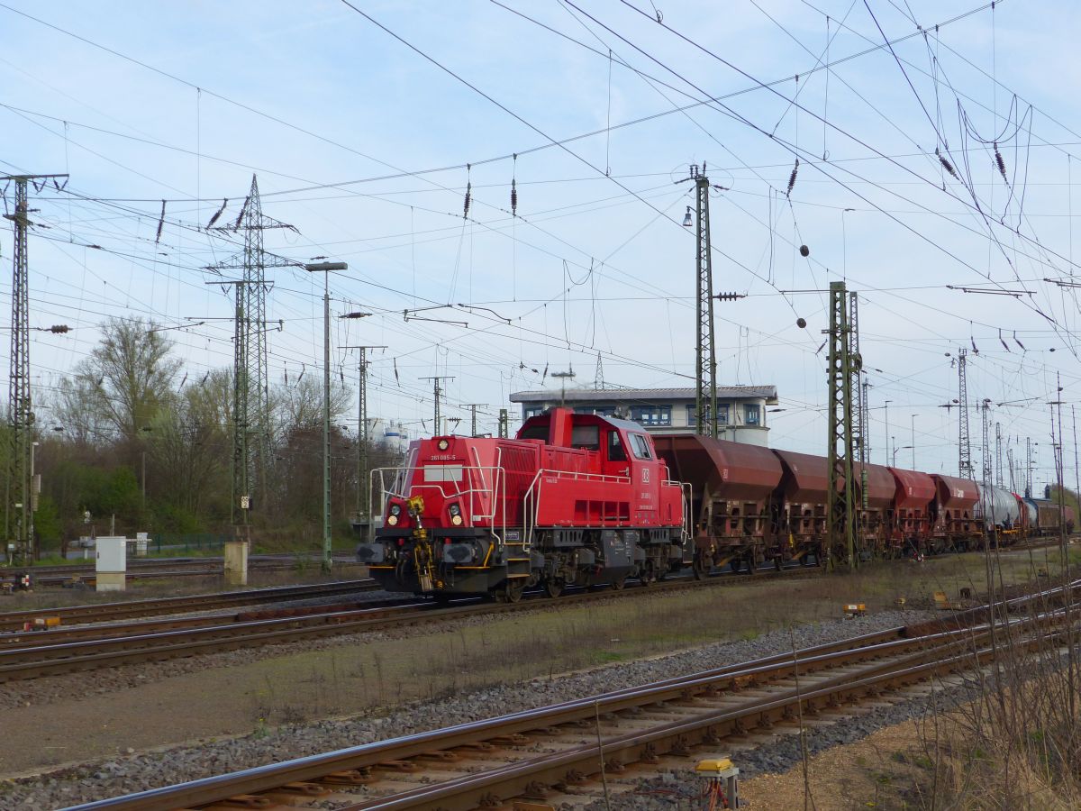 DB Cargo Gravita 10BB Diesellok 261 085-5 type . Rangierbahnhof K�ln Gremberg 31-03-2017.

DB Cargo dieselloc 261 085-5 type Gravita 10BB. Rangeerstation Keulen Gremberg 31-03-2017.