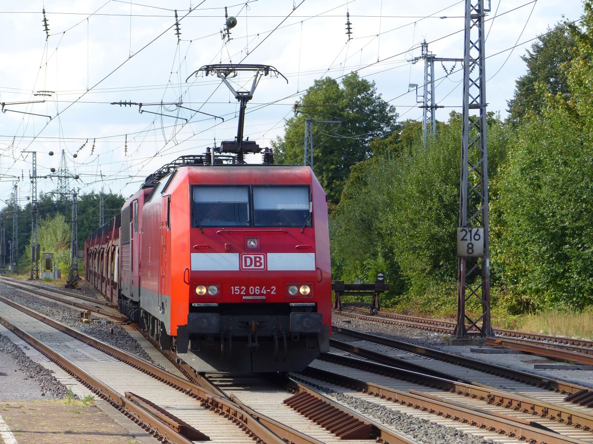 DB Cargo loc 152 064-2 mit Lok der Baureihe 155 in Salzbergen 17-08-2018.

DB Cargo loc 152 064-2 met loc van de serie 155 in opzending Salzbergen 17-08-2018.
