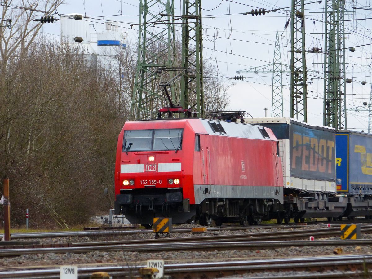 DB Cargo loc 152 159-0 bei Bahn�bergang Porzer Ringstra�e, Rangierbahnhof K�ln Gremberg 08-03-2018.

DB Cargo loc 152 159-0 bij overweg Porzer Ringstra�e, rangeerstation Keulen Gremberg 08-03-2018.
