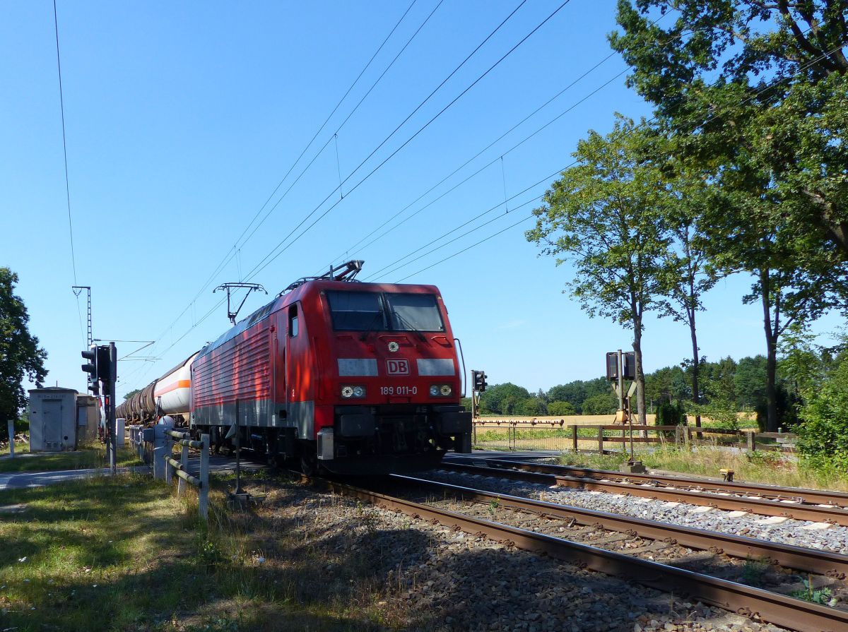 DB Cargo Locomotive 189 011-0 Bahn�bergang Devesstra�e, Salzbergen 23-07-2019.

DB Cargo locomotief 189 011-0 overweg Devesstra�e, Salzbergen 23-07-2019.