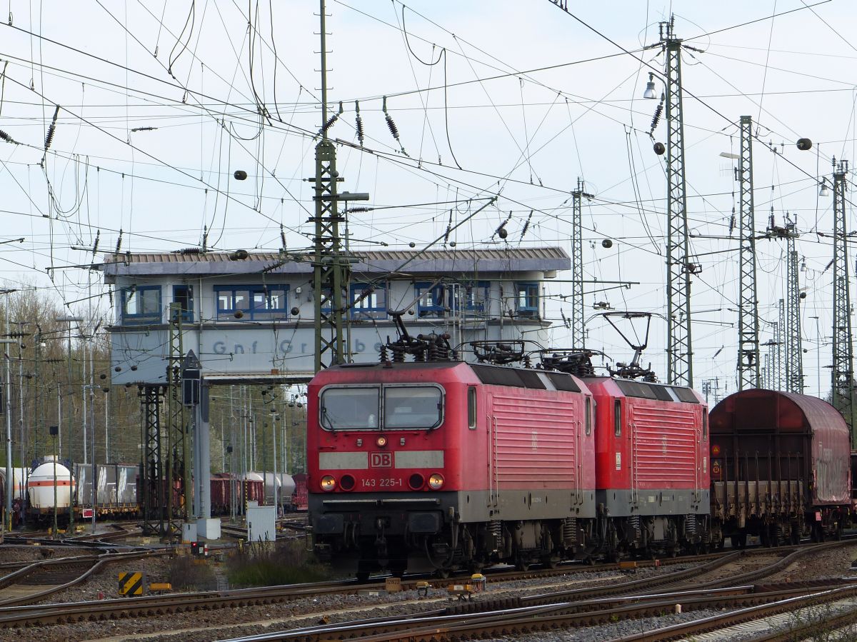 DB Cargo Lok 143 225-1 mit Schwesterlok Rangierbahnhof K�ln Gremberg, Gremberg Gnf (Gremberg Nord Fahrdienstleitung) Porzer Ringstra�e, K�ln 31-03-2017.

DB Cargo loc 143 225-1 met zusterlocomotief rangeerstation Keulen Gremberg bij seinhuis Gremberg Gnf (Gremberg Nord Fahrdienstleitung) Porzer Ringstra�e, Keulen 31-03-2017.