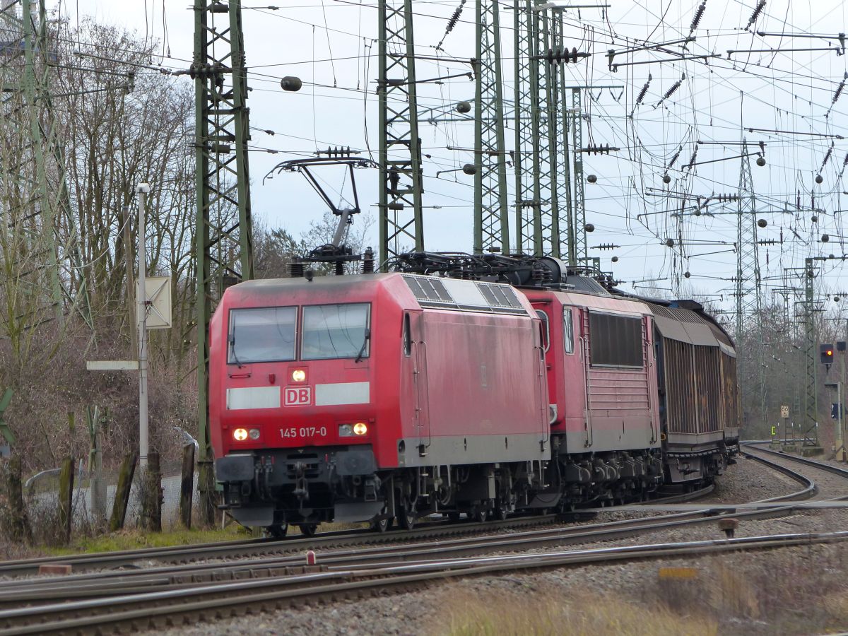 DB Cargo Lok 145 017-0 mit Lokomotive aus der Baureihe 155. Rangierbahnhof K�ln Gremberg. Porzer Ringstra�e, K�ln 08-03-2018.

DB Cargo loc 145 017-0 met loc van de bouwserie 155. Rangeerstation Keulen Gremberg. Porzer Ringstra�e, Keulen 08-03-2018.