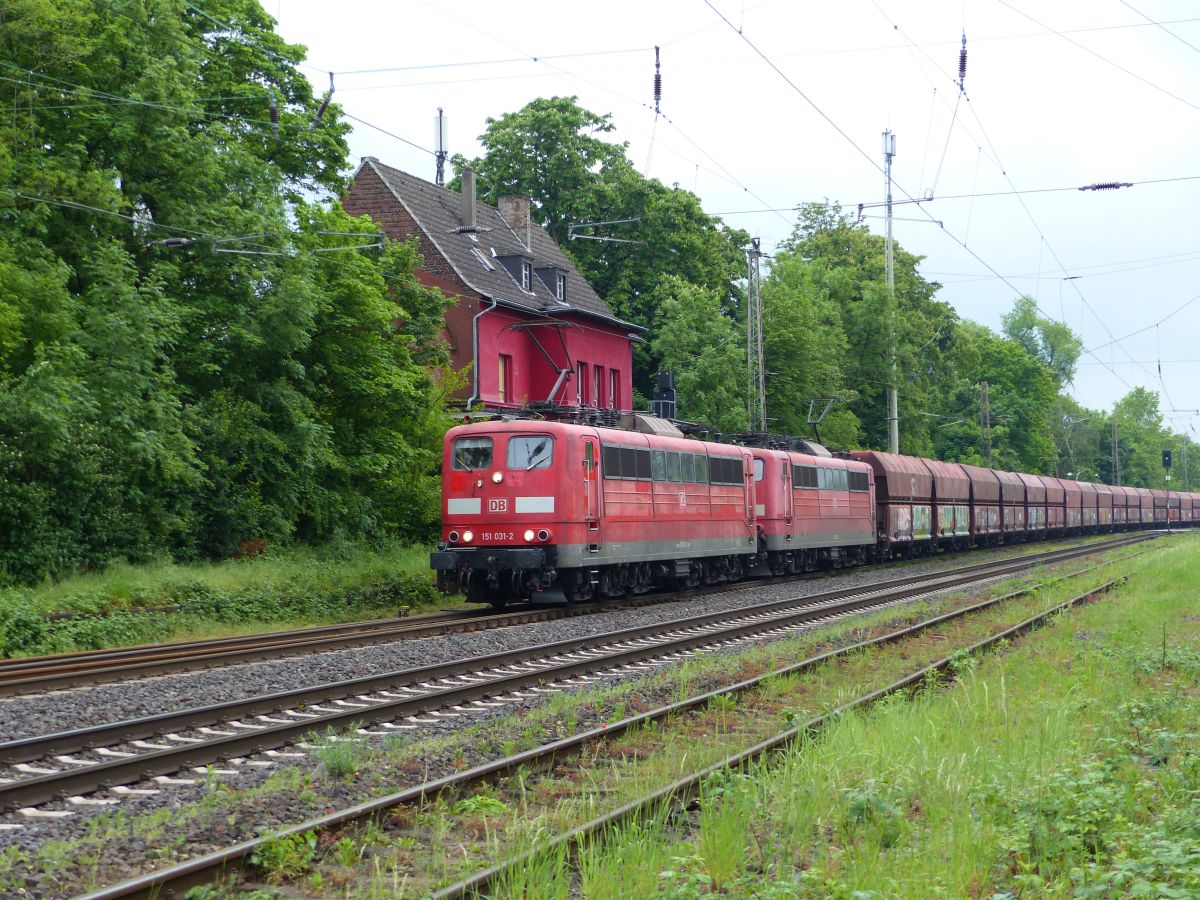 DB Cargo Lok 151 031-2 mit Schwesterlok Kalkumerstrasse, Lintorf 18-05-2017.

DB Cargo loc 151 031-2 met zusterloc. Voormalig station Lintorf Kalkumerstrasse, Lintorf 18-05-2017.