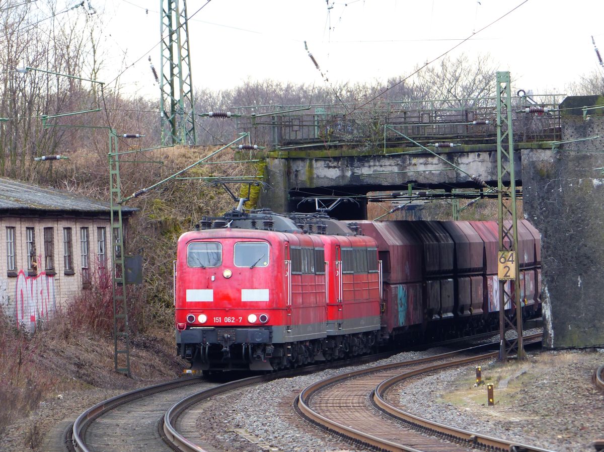 DB Cargo Lok 151 062-7 mit Schwesterlok Rangierbahnhof K�ln-Kalk Nord 08-03-2018.

DB Cargo loc 151 062-7 met zusterloc rangeerstation K�ln-Kalk Nord 08-03-2018.