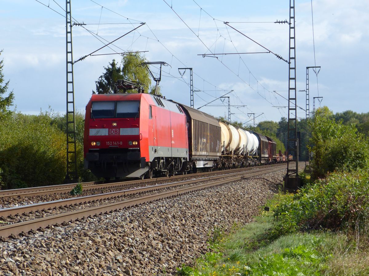 DB Cargo Lok 152 141-8 bei Bahn�bergang Devesstra�e, Salzbergen 28-09-2018.

DB Cargo loc 152 141-8 bij de overweg Devesstra�e, Salzbergen 28-09-2018.
