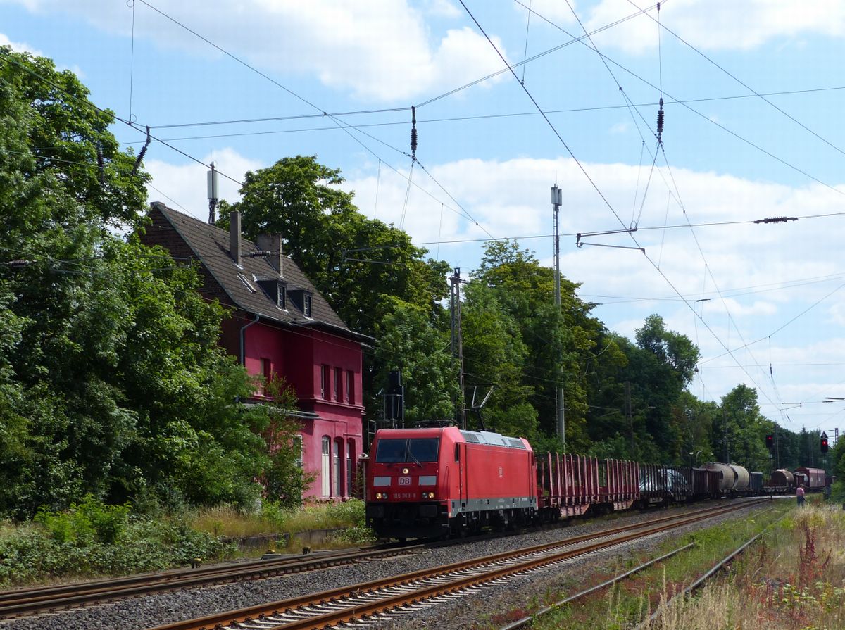 DB Cargo Lok 185 368-8 Bahnhof Lintorf. Kalkumerstrasse, Lintorf 13-07-2017.

DB Cargo loc 185 368-8 voormalig station Lintorf. Kalkumerstrasse, Lintorf 13-07-2017.
