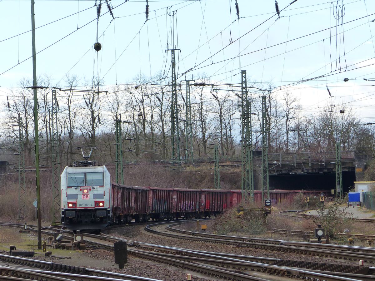 DB Cargo Lok 185 389-4 mit Aufschrift  CO2 Frei  Rangierbahnhof K�ln-Kalk Nord 08-03-2018.

DB Cargo loc 185 389-4 met opschrift  CO2 Frei  rangeerstation Keulen-Kalk Nord 08-03-2018.