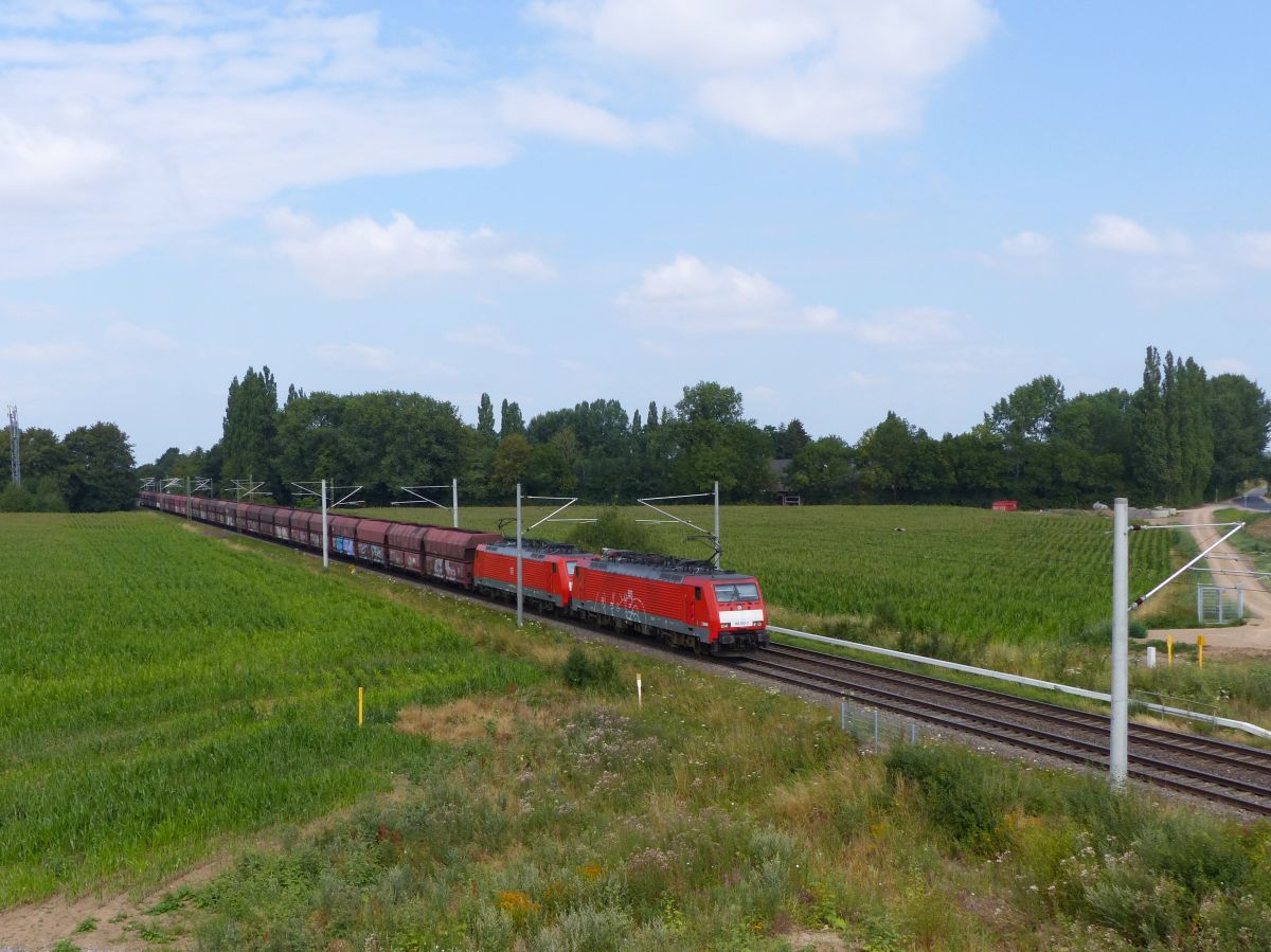 DB Cargo Lok 189 053-2 met Schwesterlokomotive , Praest bei Emmerich am Rhein 06-07-2018.

DB Cargo loc 189 053-2 met zusterlocomotief, Praest bij Emmerich 06-07-2018.