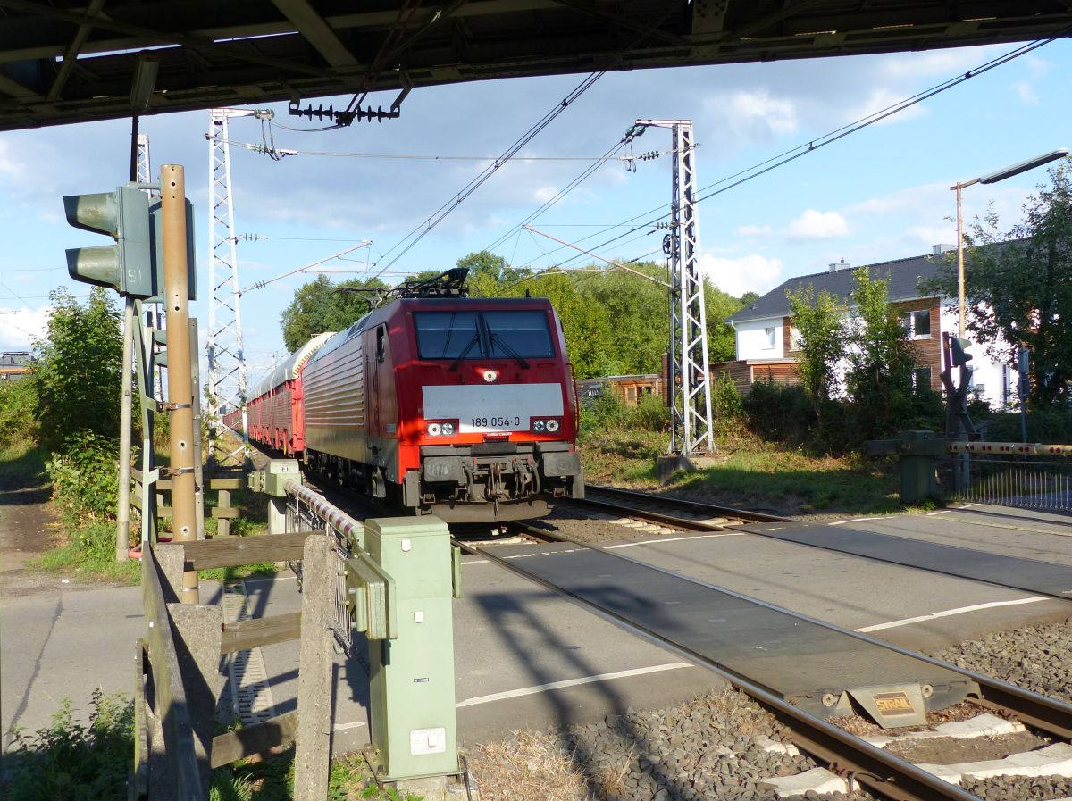 DB Cargo Lok 189 054-0 Bahn�bergang Hilgenstiege, Bad Bentheim 17-08-2018.

DB Cargo loc 189 054-0 overweg Hilgenstiege, Bad Bentheim 17-08-2018.