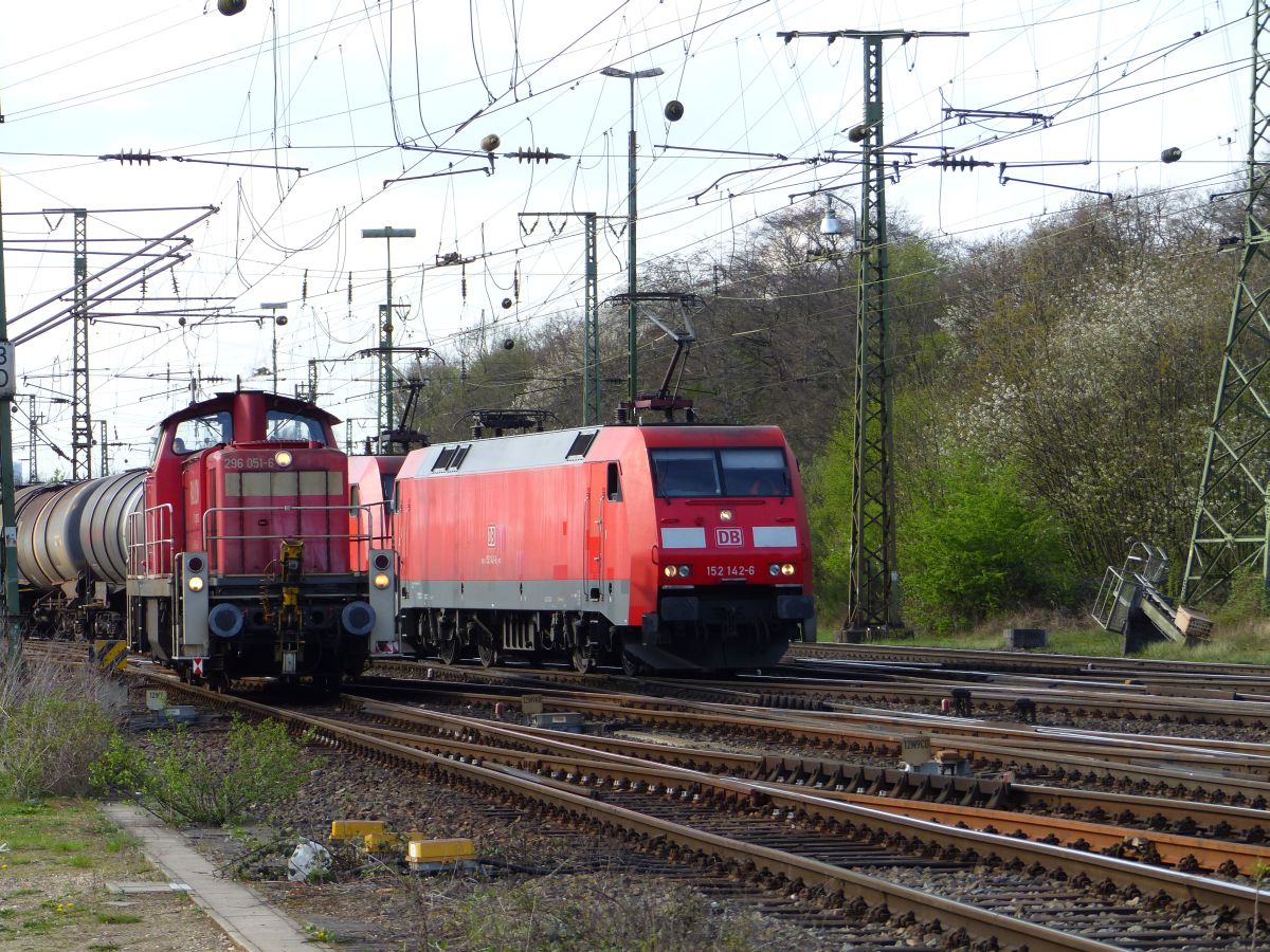 DB Cargo Lok 296 051-6 und 152 142-6 Rangierbahnhof K�ln Gremberg. Porzer Ringstra�e, K�ln 31-03-2017.

DB Cargo loc 296 051-6 en 152 142-6 rangeerstation Gremberg. Porzer Ringstra�e, Keulen 31-03-2017.