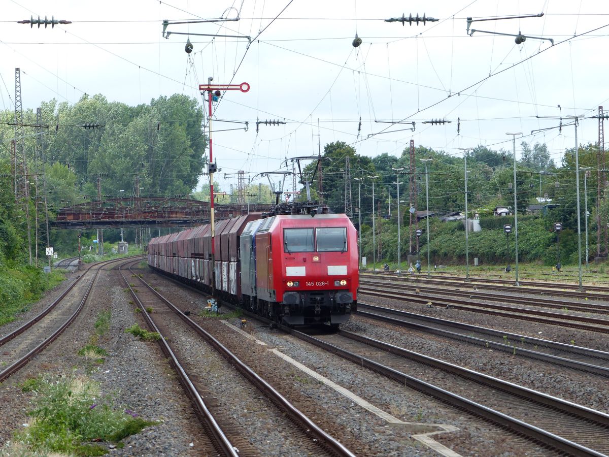 DB Cargo Lokomotive 145 026-1 mit RBH 145 XXX Bahnhof D�sseldorf-Rath 09-07-2020.


DB Cargo locomotief 145 026-1 met RBH 145 XXX station D�sseldorf-Rath 09-07-2020.