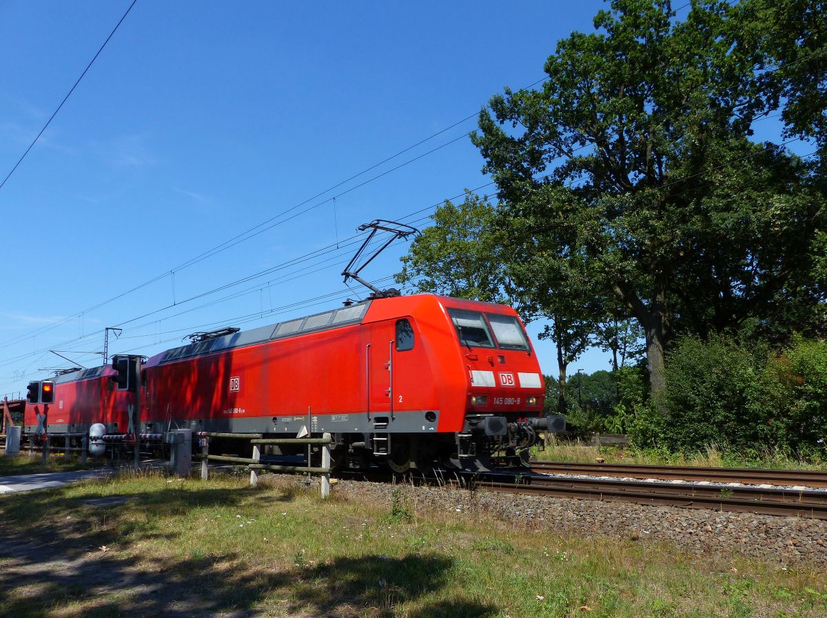 DB Cargo Lokomotive 145 080-8 mit Schwesterlok Bahn�bergang Devesstra�e, Salzbergen 23-07-2019.

DB Cargo locomotief 145 080-8 met zusterloc overweg Devesstra�e, Salzbergen 23-07-2019.