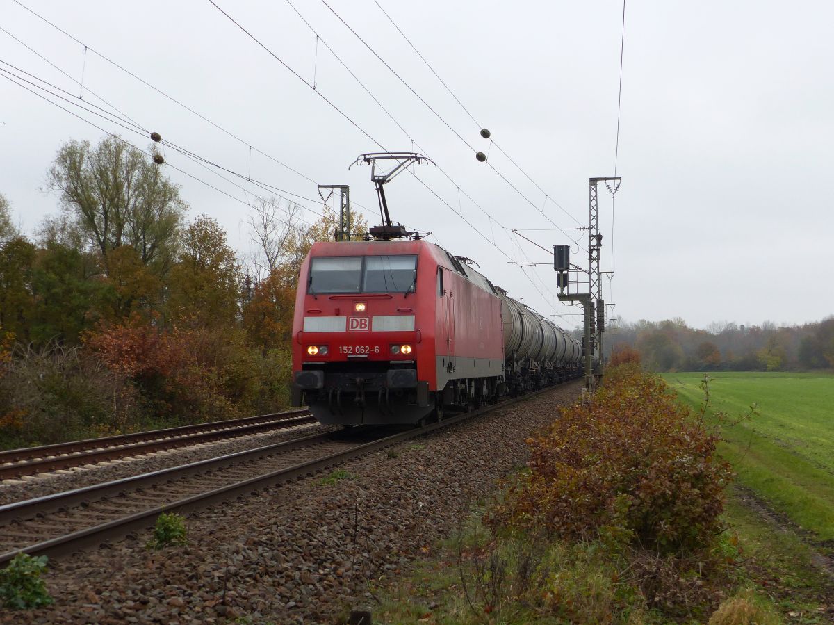 DB Cargo Lokomotive 152 062-6 mit G�terzug nach Salzbergen. Devesstra�e, Salzbergen 21-11-2019.

DB Cargo locomotief 152 062-6 met ketelwagentrein naar Salzbergen. Devesstra�e, Salzbergen 21-11-2019.