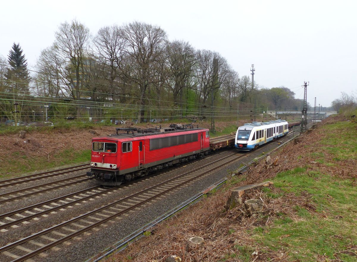 DB Cargo Lokomotive 155 055-7 en OLA (Ostseelandverkehr GmbH) LINT Dieseltriebzug VT 701 Abzweig Lotharstrasse, Forsthausweg, Duisburg 12-04-2018.

DB Cargo locomotief 155 055-7 en OLA (Ostseelandverkehr GmbH) LINT dieseltreinstel VT 701 Abzweig Lotharstrasse, Forsthausweg, Duisburg 12-04-2018.