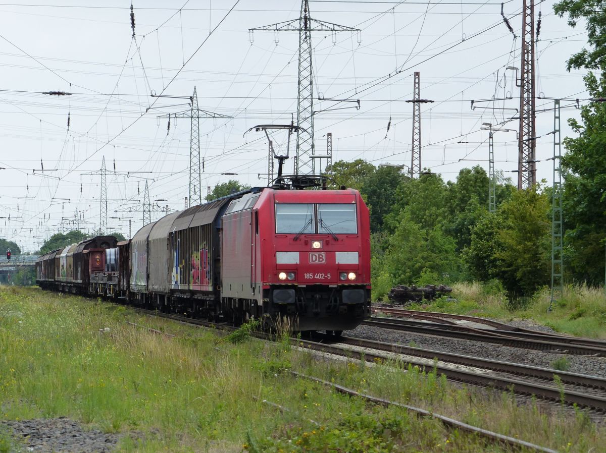 DB Cargo Lokomotive 185 402-5 Kalkumerstrasse, Lintorf 09-07-2020.

DB Cargo locomotief 185 402-5 Kalkumerstrasse, Lintorf 09-07-2020.