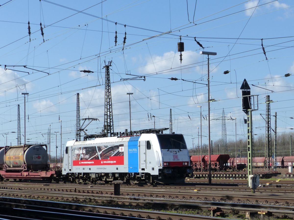 DB Cargo Lokomotive 186 499-0 (91 80 6186 499-0 D-RAILPOOL) G�terbahnhof Oberhausen West 12-03-2020.

DB Cargo locomotief 186 499-0 (91 80 6186 499-0 D-RAILPOOL) goederenstation Oberhausen West 12-03-2020.