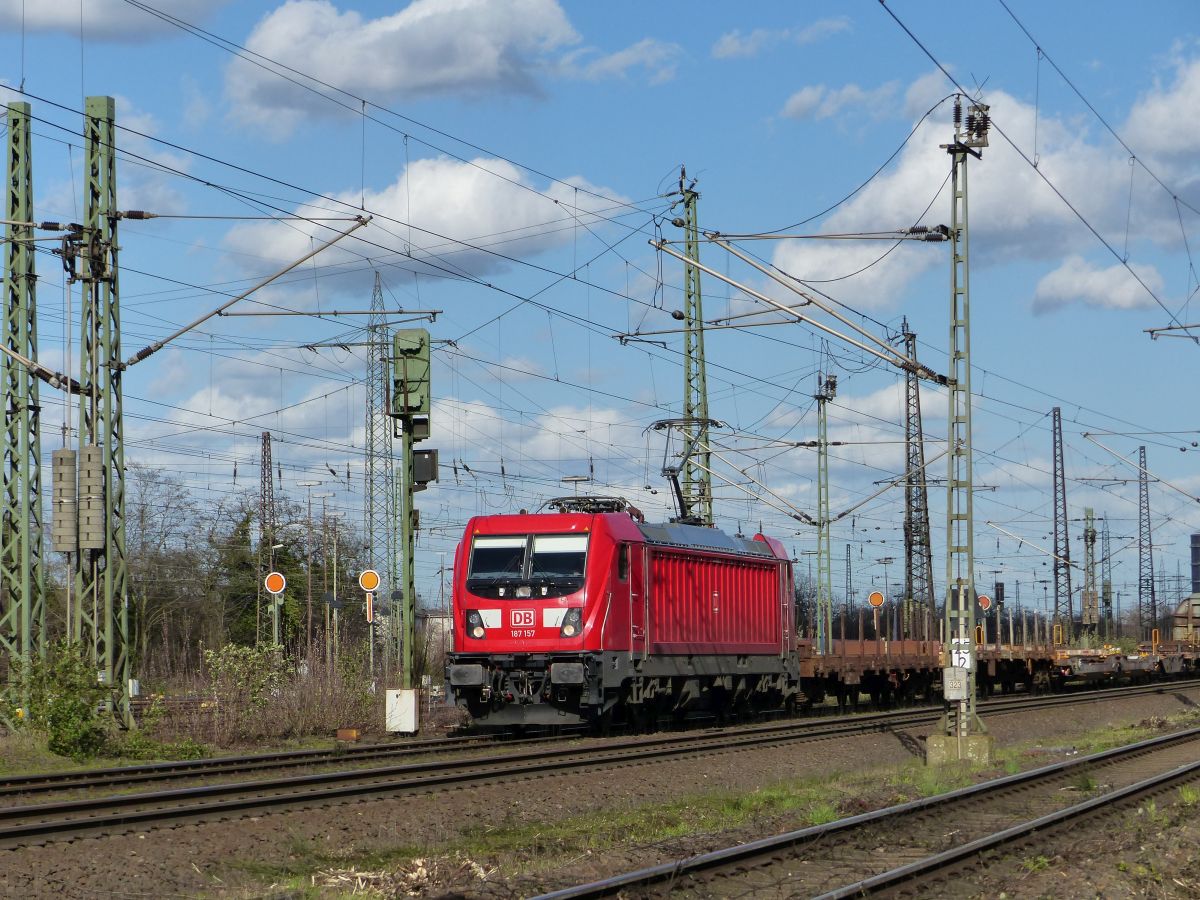 DB Cargo Lokomotive 187 157-3 (NVR 91 80 6187 157-3 D-DB) G�terbahnhof Oberhausen West 12-03-2020.

DB Cargo locomotief 187 157-3 (NVR 91 80 6187 157-3 D-DB) goederenstation Oberhausen West 12-03-2020.