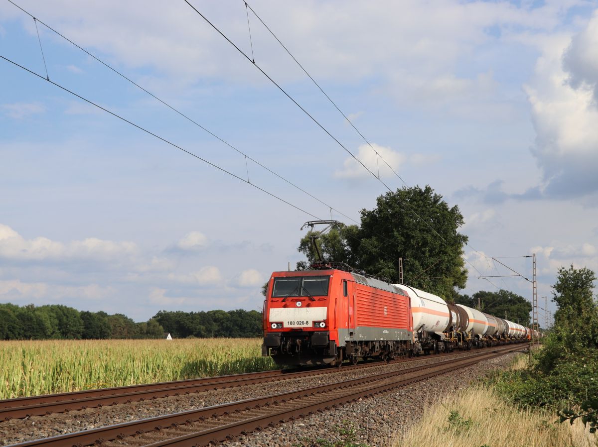 DB Cargo Lokomotive 189 026-8 bei Bahn�bergang Wasserstrasse, Hamminkeln 18-08-2022.

DB Cargo locomotief 189 026-8 bij overweg Wasserstrasse, Hamminkeln 18-08-2022.