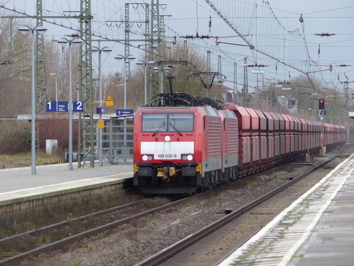 DB Cargo Lokomotive 189 035-9 mit Schwesterlok Gleis 2 Emmerich am Rhein 12-03-2020.

DB Cargo locomotief 189 035-9 met zusterloc spoor 2 Emmerich am Rhein 12-03-2020.