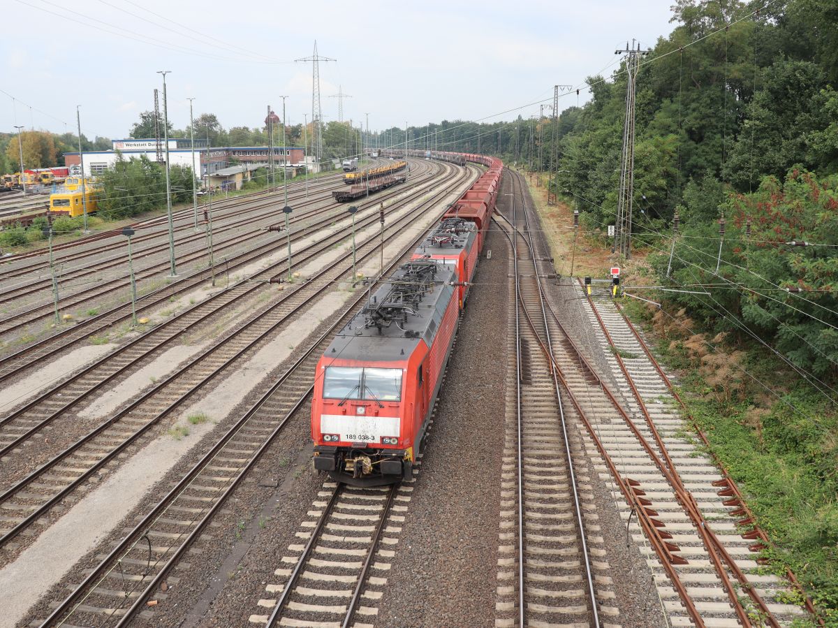DB Cargo Lokomotive 189 038-3 mit Schwesterlok. Duisburg Entenfang. Am Entenfang M�lheim an der Ruhr 18-08-2022.

DB Cargo elektrische locomotief 189 038-3 met zusterloc voor een ertstrein. Duisburg Entenfang 18-08-2022.