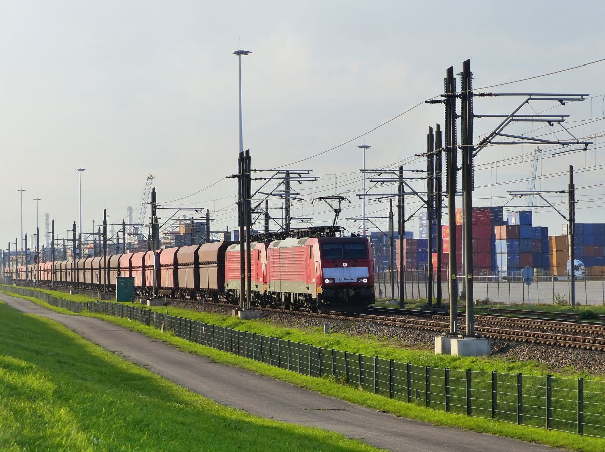 DB Cargo Lokomotive 189 047-4 mit Schwesterlok Vondelingenweg, Vondelingenplaat Rotterdam 23-10-2020.

DB Cargo locmotief 189 047-4 met zusterloc Vondelingenweg, Vondelingenplaat Rotterdam 23-10-2020.