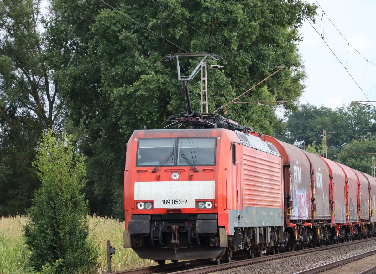 DB Cargo Lokomotive 189 053-2 bei Bahn�bergang Wasserstrasse, Hamminkeln 18-08-2022.

DB Cargo locomotief 189 053-2 bij overweg Wasserstrasse, Hamminkeln 18-08-2022.