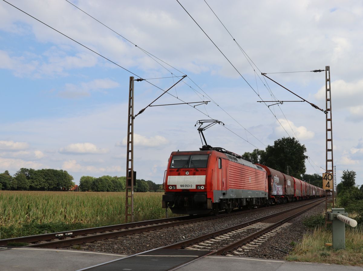 DB Cargo Lokomotive 189 053-2 bei Bahn�bergang Wasserstrasse, Hamminkeln 18-08-2022.

DB Cargo locomotief 189 053-2 bij overweg Wasserstrasse, Hamminkeln 18-08-2022.