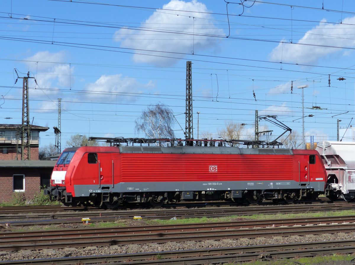 DB Cargo Lokomotive 189 054-0 G�terbahnhof Oberhausen West 12-03-2020.

DB Cargo locomotief 189 054-0 goederenstation Oberhausen West 12-03-2020.
