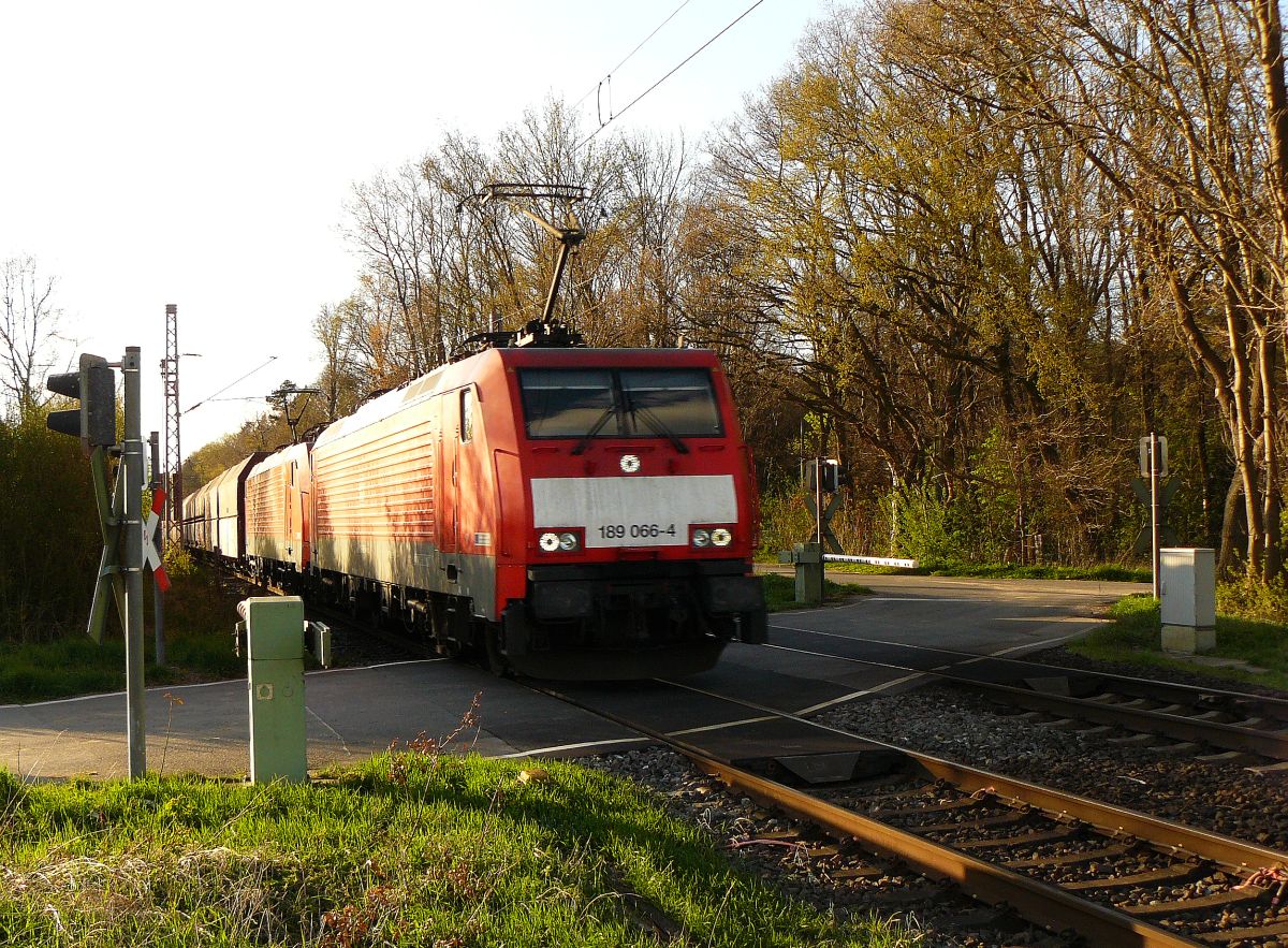 DB Cargo Lokomotive 189 066-4 Bahn�bergang Waldweg, Rees 18-04-2015.

DB Cargo locomotief 189 066-4 overweg Waldweg, Rees 18-04-2015.