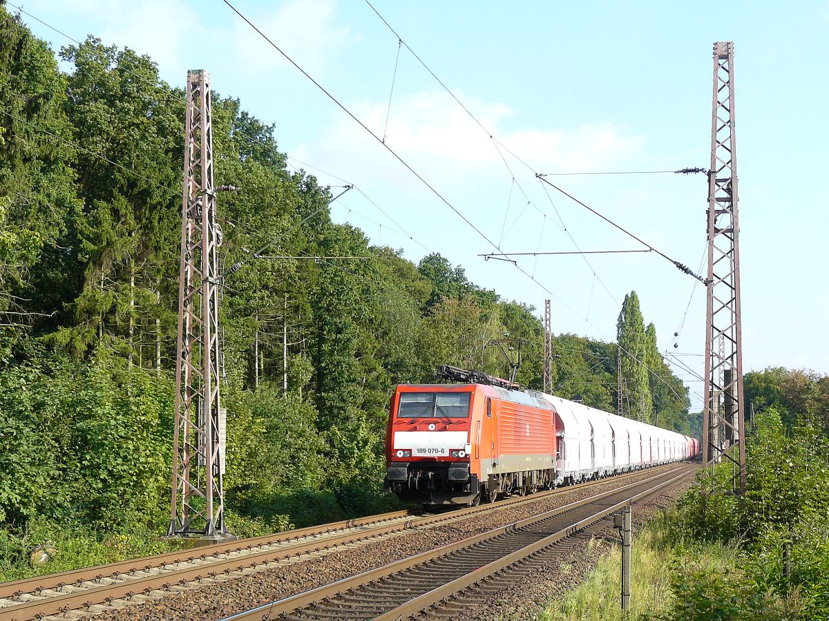DB Cargo Lokomotive 189 070-6 am Bahn�bergang Sonsfeld, Haldern 12-09-2014



DB Cargo locomotief 189 070-6 bij overweg Sonsfeld, Haldern 12-09-2014.