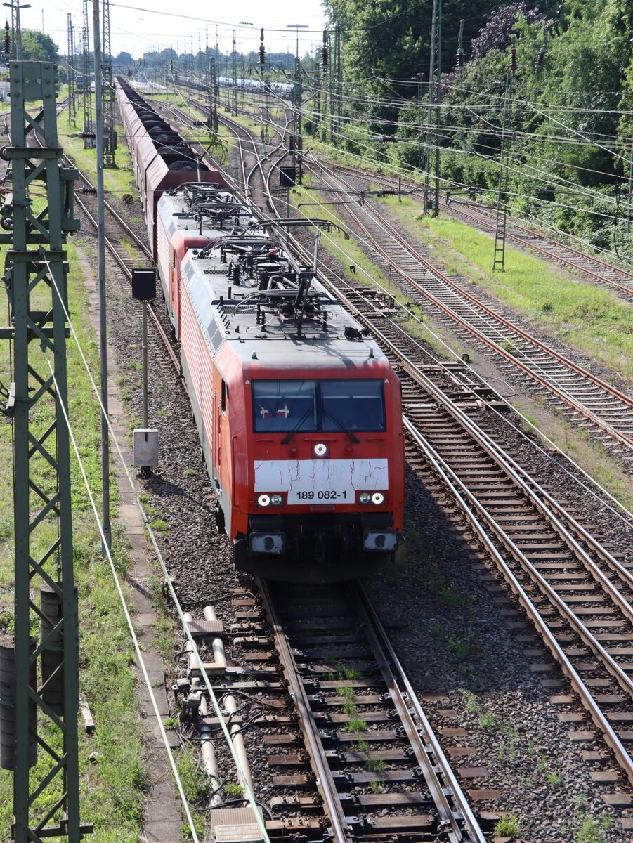 DB Cargo Lokomotive 189 082-1 mit Schwesterlok. Nierenberger Stra�e, Emmerich am Rhein 11-07-2024.

DB Cargo locomotief 189 082-1 met zusterlocomotief. Nierenberger Stra�e, Emmerich am Rhein 11-07-2024.